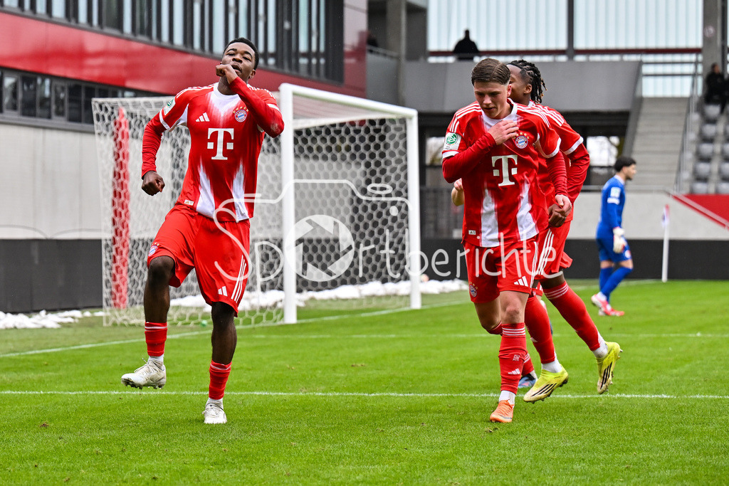FC Bayern München - Berliner Athletik Klub | MUNICH, GERMANY - 21. FEBRUARY: Jubel der Bayern nach dem Treffer zum 3-1 durch Allen LAMBE (FC Bayern München U19 8) / Tor / Torschuetze / Freude / Happy während dem Spiel zwischen der U19 des FC Bayern München und der U19 des Berliner Athletik Klubs am 3. Spieltag der DFB-U19 Nachwuchsliga am FC Bayern Campus