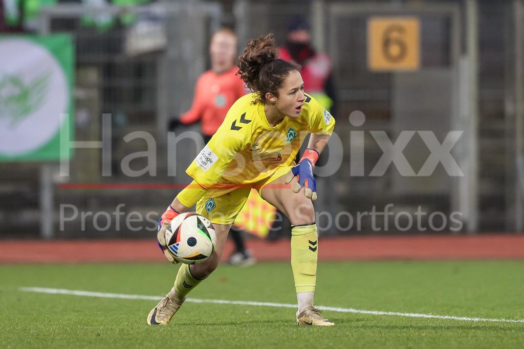 Fussball, Google Pixel Frauen-Bundesliga, SV Werder Bremen - VfL Wolfsburg | v.li.: Livia Peng (Torhüterin, Torwart, SV Werder Bremen, 1) am Ball, Freisteller, Einzelbild, Ganzkörper, Aktion, Action, Spielszene, DIE DFB-RICHTLINIEN UNTERSAGEN JEGLICHE NUTZUNG VON FOTOS ALS SEQUENZBILDER UND/ODER VIDEOÄHNLICHE FOTOSTRECKEN. DFB REGULATIONS PROHIBIT ANY USE OF PHOTOGRAPHS AS IMAGE SEQUENCES AND/OR QUASI-VIDEO.