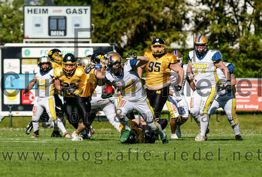 2022-05-14_049_Erding_Bulls_gegen_Munich_Cowboys_2 | Erding, Deutschland, 14.05.2022:
Fußball, Regionalliga 2022, 3. Spieltag, Erding Bulls gegen Munich Cowboys 2, Endergebnis: 20:30

Maximilian Stacke (Erding Bulls, #80), Max Schmidt von Schmidt (Erding Bulls, #77)

Foto: Christian Riedel / fotografie-riedel.net