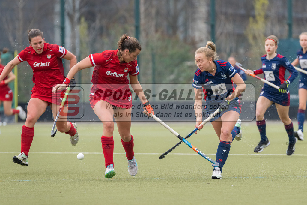 HK_20230416_107082 | 1. Bundesliga Damen Düsseldorfer HC - Rot-Weiss Köln am 16.4.2023 DHC Düsseldorf, Düsseldorf , Paula Brux ( Rot-Weiss Köln #44 ) , Lisa Nolte ( Düsseldorfer HC #17 )