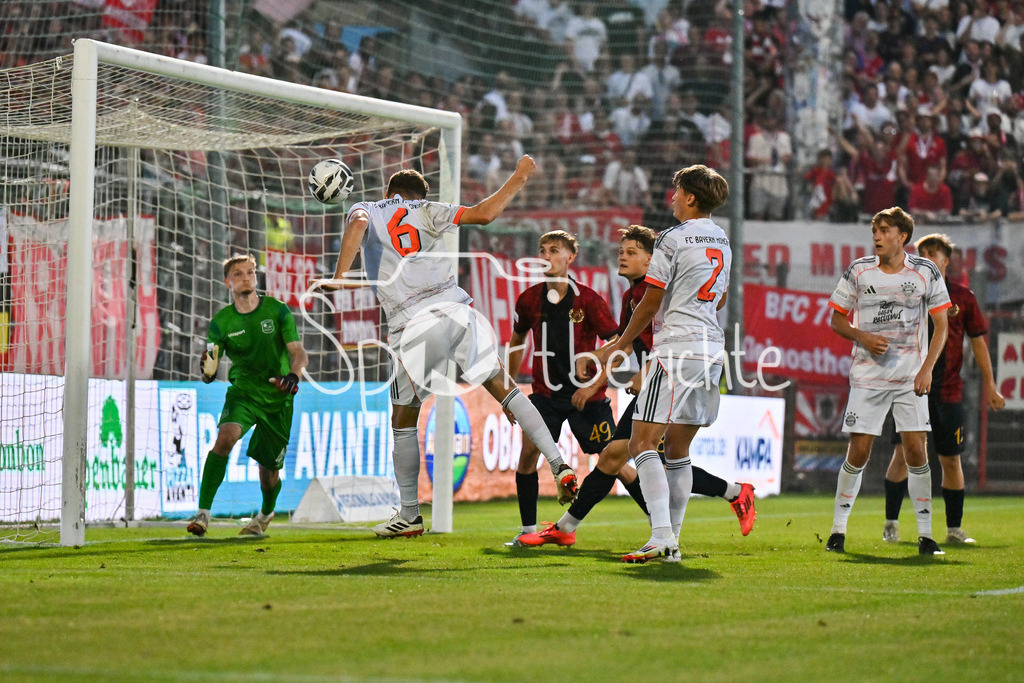 SpVgg Unterhaching - FC Bayern Amateure | in dieser Szene bringt Benno SCHMITZ (FC Bayern Muenchen II 6) seinen Kopfall nicht im Tor der Hachinger unter / Torchance / Regionalliga Bayern: SpVgg Unterhaching - FC Bayern München II; Uhlsport Park am 15.08.2025