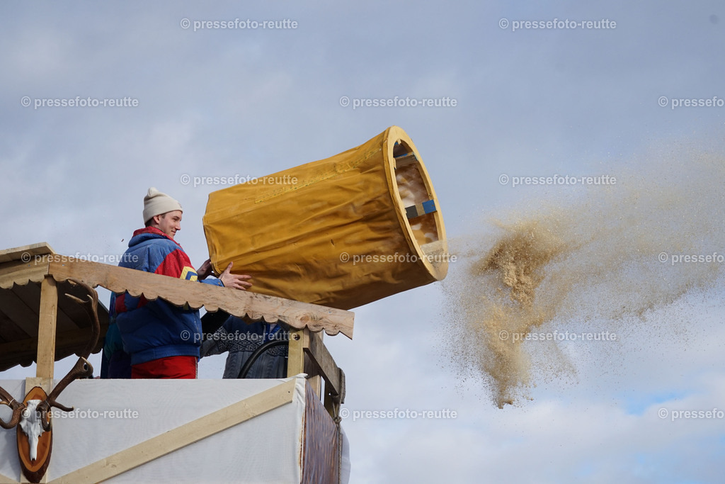news-2023-Feb11-Fasching-Weissenbach-DSC02000 | Info aus dem Bezirk Reutte/Ausserfern Tirol sowie eine umfangreiche Bilddatenbank über die gesamte Region: Lechtal, Talkessel Reutte, Tannheimertal, Zwischentoren. Lech, Plansee, Zugspitze, Grenztunnel, B179, Fernpassstraße, Verkehr, Lawinen, Tradition, - Realisiert mit Pictrs.com