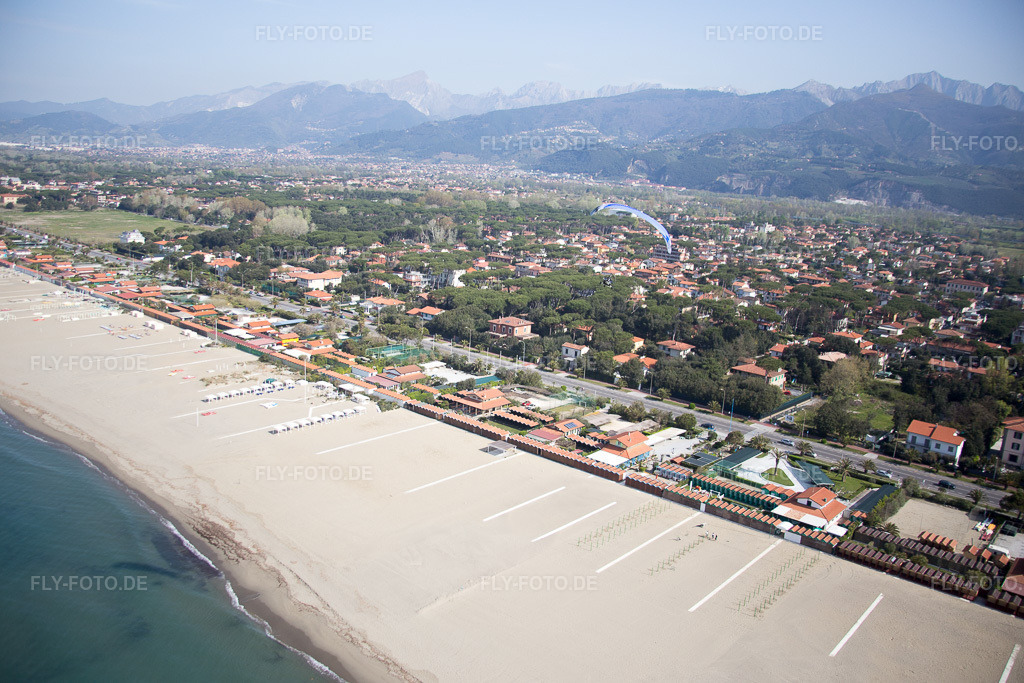 Luftbild: Ortsansicht in Forte dei Marmi im Bundesland Lucca in Italien. Foto: IMG_087099.jpg vom 04.04.2016 durch Werner Riehm/FLY-FOTO.de