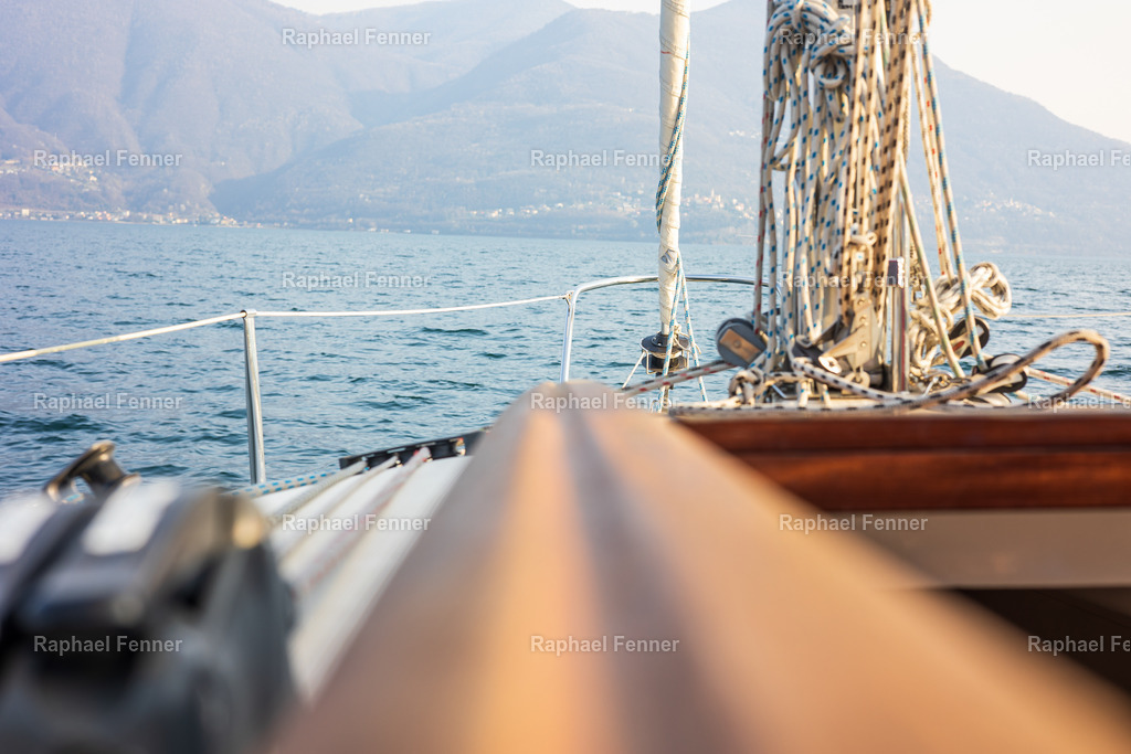 Segeln auf dem Lago Maggiore  | Erlebe eindrucksvolle Landschaftsfotografie aus dem Engadin und darüber hinaus. Raphael Fenner bietet zudem professionelle Fotoaufträge für Hochzeiten, Porträts und Unternehmen. Jetzt entdecken und inspirieren lassen!