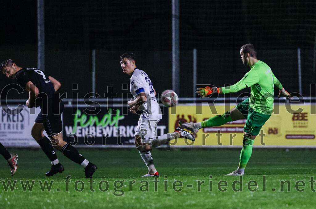2024-03-15_092_FC_Schwaig_gegen_1_FC_Garmisch-Partenkirchen | Oberding, Deutschland, 15.03.2024:
Fußball, Landesliga Südost 2023 / 2024, 25. Spieltag, FC Schwaig gegen 1. FC Garmisch-Partenkirchen, Endergebnis: 4:0

Raffael Ascher (FC Schwaig, #9), Florian Langenegger (1. FC Garmisch-Partenkirchen, #28), Torwart David Salcher (1. FC Garmisch-Partenkirchen, #1)

Foto: Christian Riedel / fotografie-riedel.net