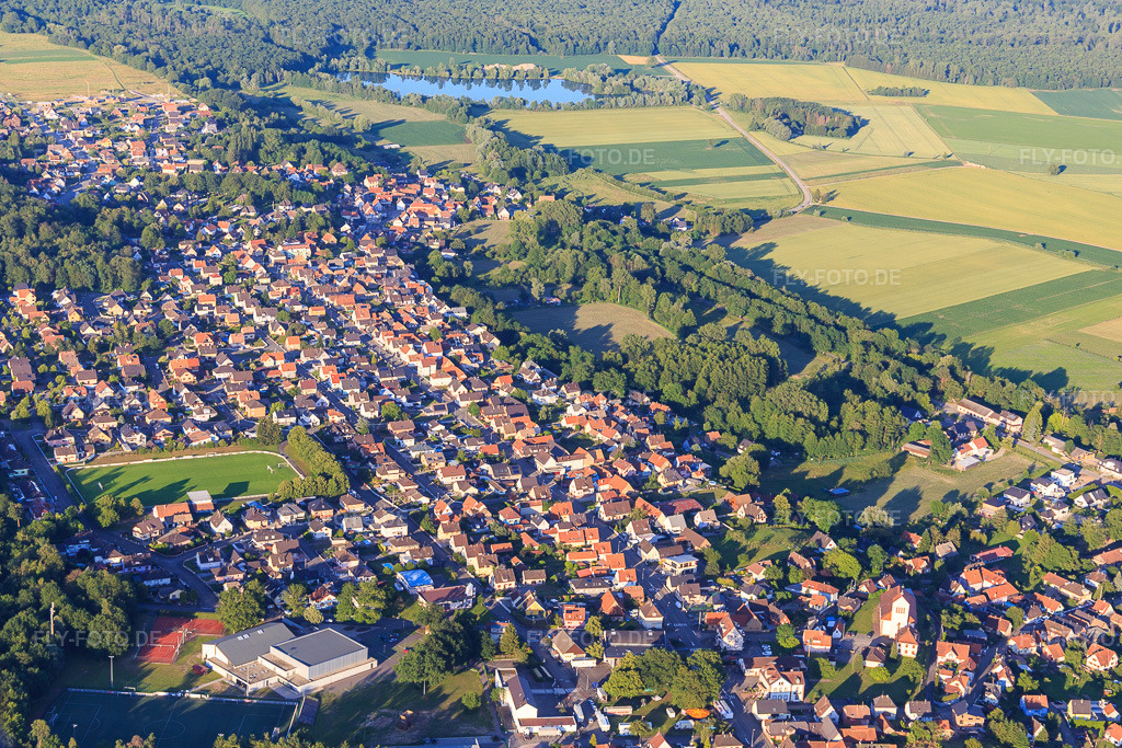 Luftbild: Ortsübersicht von Osten in Schirrhein im Bundesland Bas-Rhin in Frankreich. – Foto: IMG_115495.jpg vom 16.06.2019 durch Werner Riehm/FLY-FOTO.de – Auflösung des Originals: 4945 x 3296 px