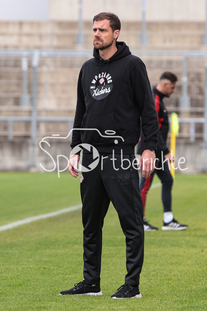 FC Bayern Amateure - FC Wuerzburger Kickers | Kickers Trainer Marco Wildersinn in Aktion