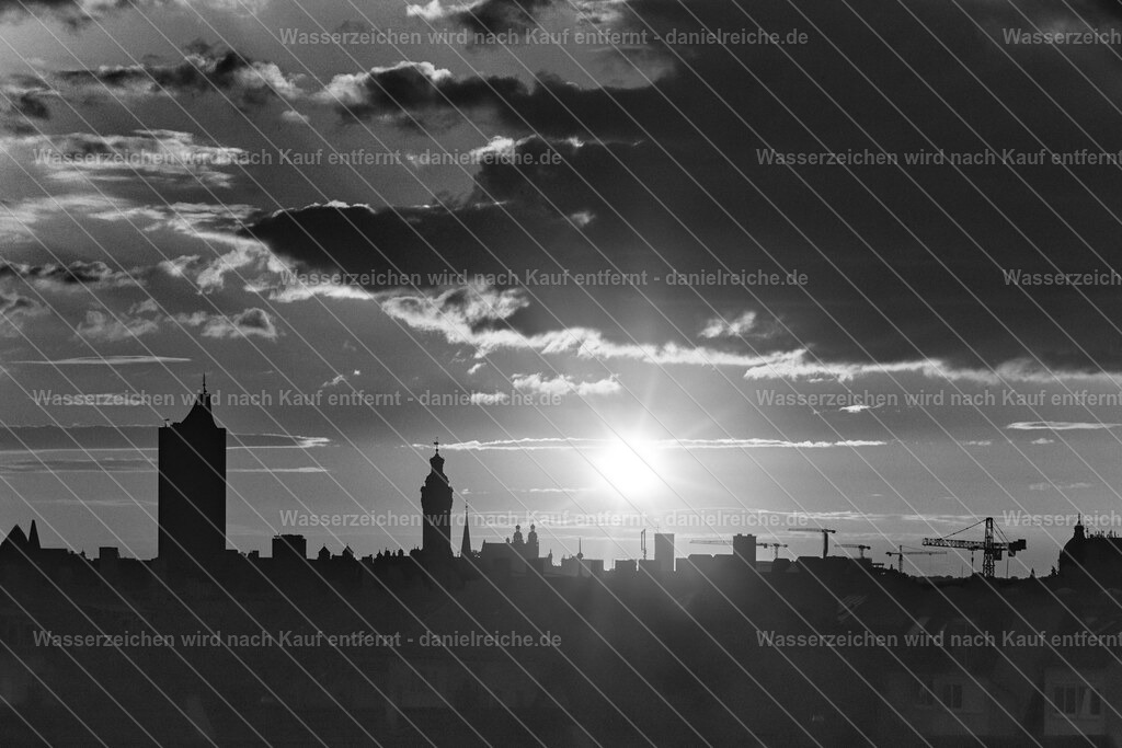 Leipzig Stadtsilhouette Morgensonne mit Baukränen | Leipzig Stadtsilhouette des Panoramatowers und Turm des Neuen Rathauses zur Morgensonne im September - Realisiert mit Pictrs.com