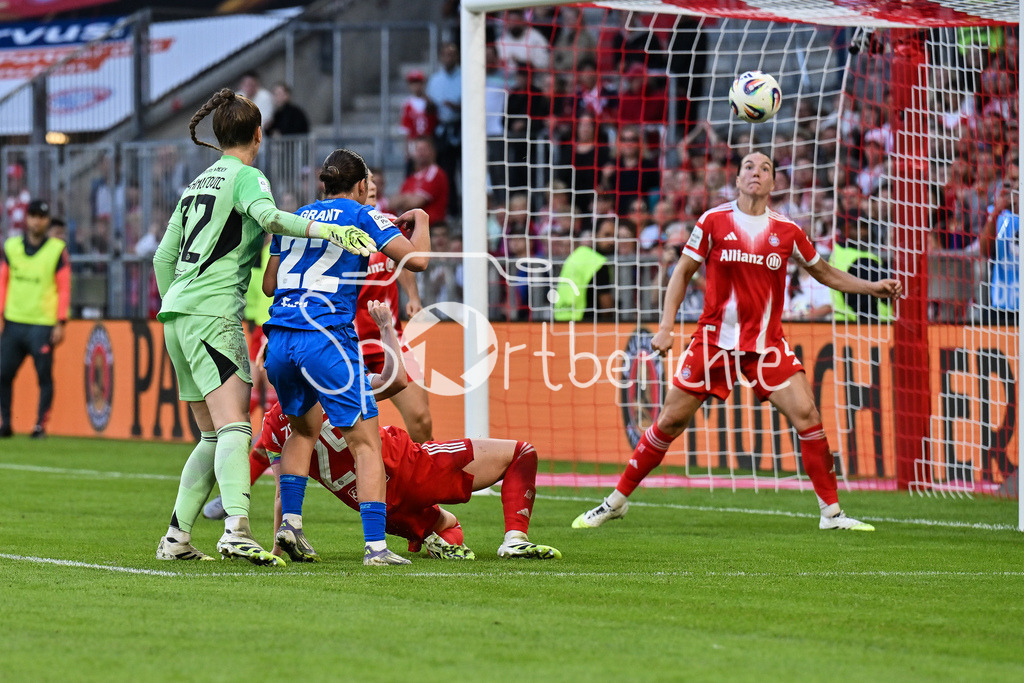 FC Bayern München - Bayer 04 Leverkusen | in dieser Szene erzielt Ruby GRANT (Bayer Leverkusen Frauen 22) den Treffer zum 0-1 der wegen Handspiel wieder aberkannt wurde / Tor / Torschuetze / Freude / Happy / Google Pixel Frauen-Bundsliga: FC Bayern München - Bayer 04 Leverkusen; Allianz Arena am 06.09.2025