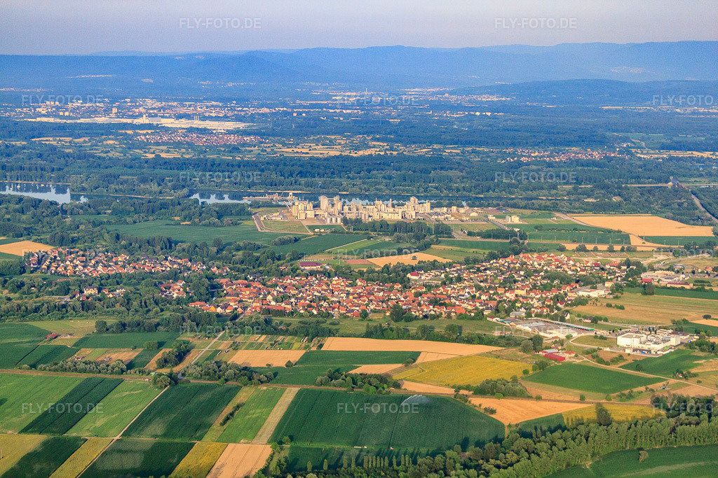 Luftbild: Ortsansicht von Westen in Beinheim im Bundesland Bas-Rhin in Frankreich. – Foto: IMG_30594.jpg vom 09.07.2010 durch Werner Riehm/FLY-FOTO.de – Auflösung des Originals: 4752 x 3168 px