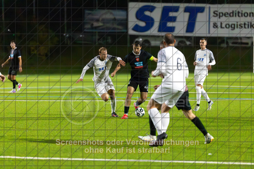 20261008_195400_0161_(c)_by_PhotoPeet | #,TSV Eschenbach (weiß) vs. SV Ebersbach (schwarz), Fußball, Bezirkspokal der Herren, Saison 2026/2027, Kunstrasenplatz, Schlater Straße, 73107 Eschenbach, 08.10.2026 - 19:30 Uhr,Foto: PhotoPeet / Sport- &amp; Eventfotografie / Peter Harich