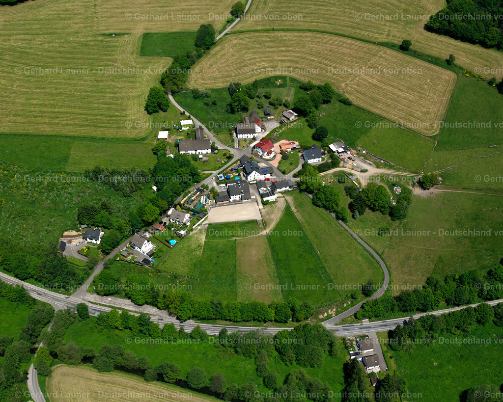 2632066 | Berg VALBERT 25.08.2016 Landwirtschaftliche Nutzflächen und Feldgrenzen  umsäumen das Siedlungsgebiet des Dorfes in Valbert im Bundesland Nordrhein-Westfalen, Deutschland // Agricultural land and field boundaries surround the settlement area of the village  in Valbert in the state North Rhine-Westphalia, Germany Foto: Gerhard Launer