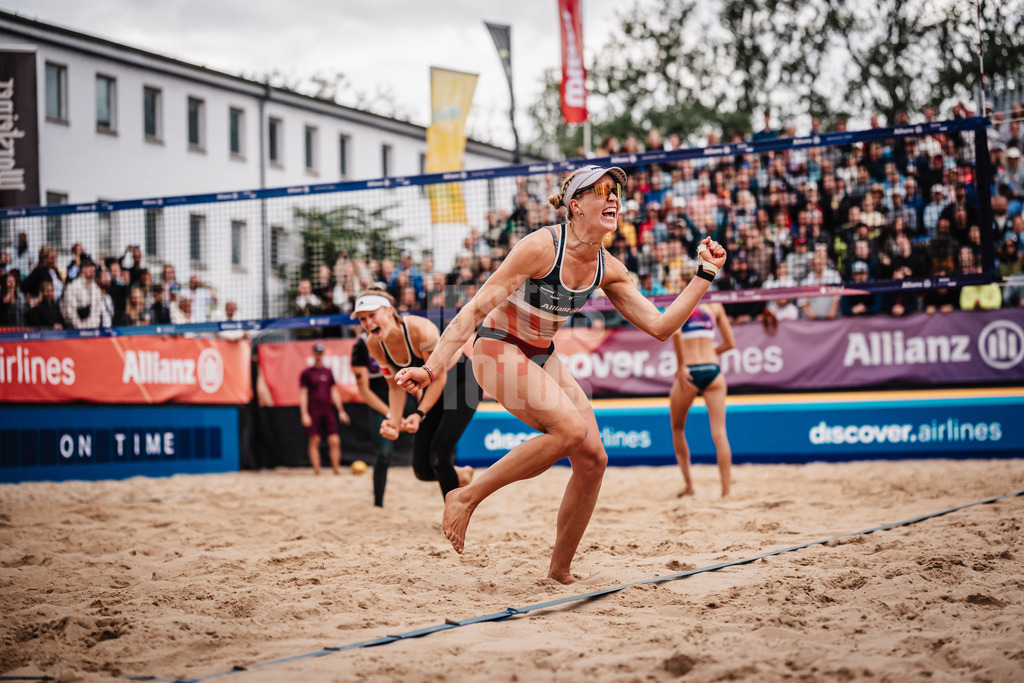 Beachvolleyball | Frauen | Allianz German Beach Tour 2025 | Tourstop Berlin | 24.08.2025 | v.l. Lea Kunst und Melanie Paul jubeln nach dem Turniersieg