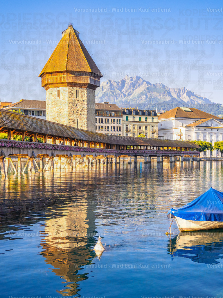 Kapellbrücke Luzern im Sommerlicht | Sommerliche Ansicht der Kapellbrücke in Luzern mit blühenden Blumen - Realisiert mit Pictrs.com