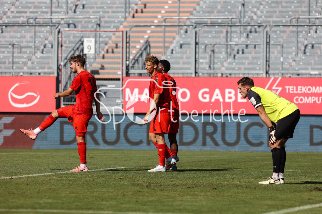 FC Würzburger Kickers - FC Bayern Amateure | Jubel nach dem Treffer zum 1-4 durch Kurt RUEGER (FC Bayern München II #12) / Freude / Happy / Tor / Torschuetze / Regionalliga Bayern: FC Würzburger Kickers - FC Bayern München II, AKON Arena am 24.08.2024
