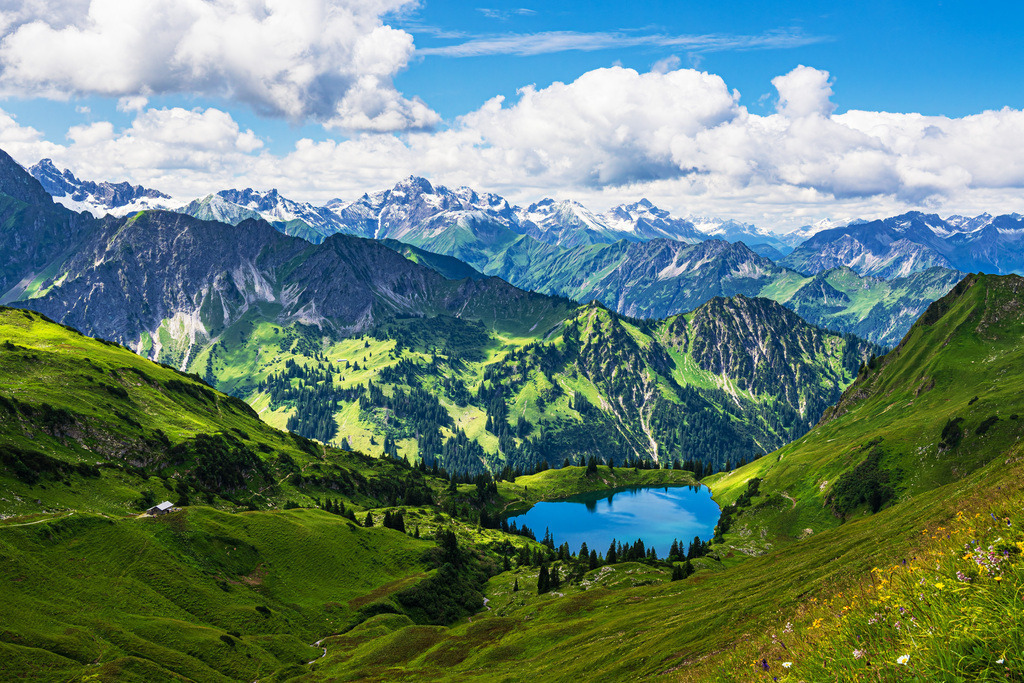 Blick vom Nebelhorn bei Obersdorf auf die Alpen und den Seealpsee | Blick vom Nebelhorn bei Obersdorf auf die Alpen und den Seealpsee.