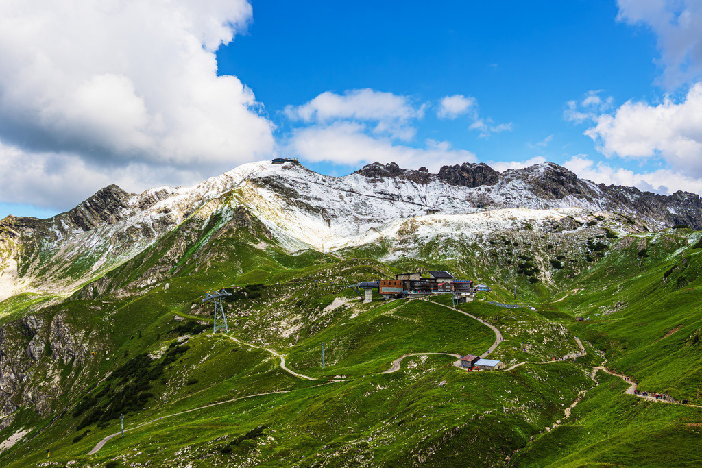 Blick vom Nebelhorn auf die Nebelhornbahn und die Alpen | Blick vom Nebelhorn auf die Nebelhornbahn und die Alpen.