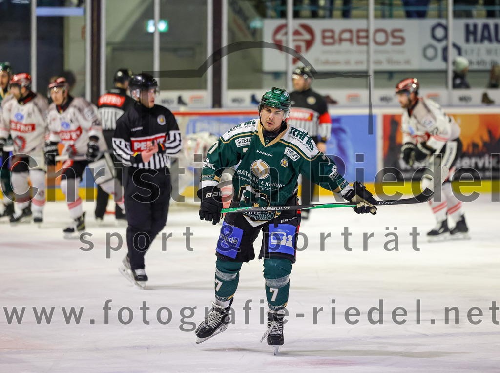 2025-12-14_062_TSV_Erding_gegen_ECDC_Memmingen_Indians | Erding, Deutschland, 14.12.2025:Eishockey, Oberliga Süd 2025 / 2026, 26. Spieltag, TSV Erding gegen ECDC Memmingen Indians, Endergebnis: 1:2Foto: Christian Riedel / fotografie-riedel.net