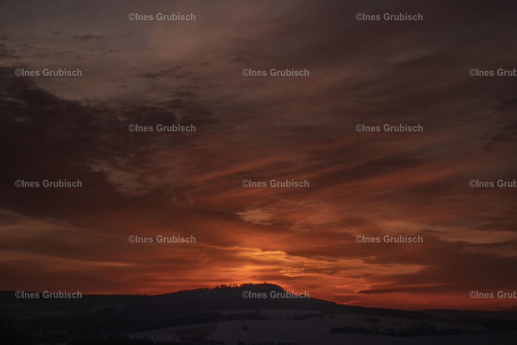 Scheibenberg im Sonnenuntergang | Lila Lubbenbomm - Artwork by Ines Grubisch - Realisiert mit Pictrs.com