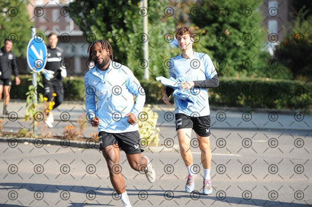 DSC_7729b | Hertha BSC, 2.Bundesliga, Herren, Saison 2025/26, Training, v. l. Deyovaisio Zeefuik, (Hertha BSC ), Maurice Krattenmacher (Hertha BSC),  Fotograf:   Ralf Gebhardt - Realisiert mit Pictrs.com