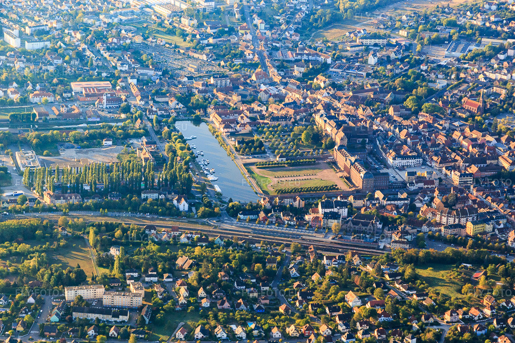 Vue aérienne: Parc et Château des Rohan au Port de Saverne du nord à Saverne dans le département Bas Rhin, France – .Photo: IMG_111672.jpg prise le 16/09/2018 par Werner Riehm/FLY-FOTO.eu – Résolution de l'original: 5202 x 3468 px – Musée de Saverne –