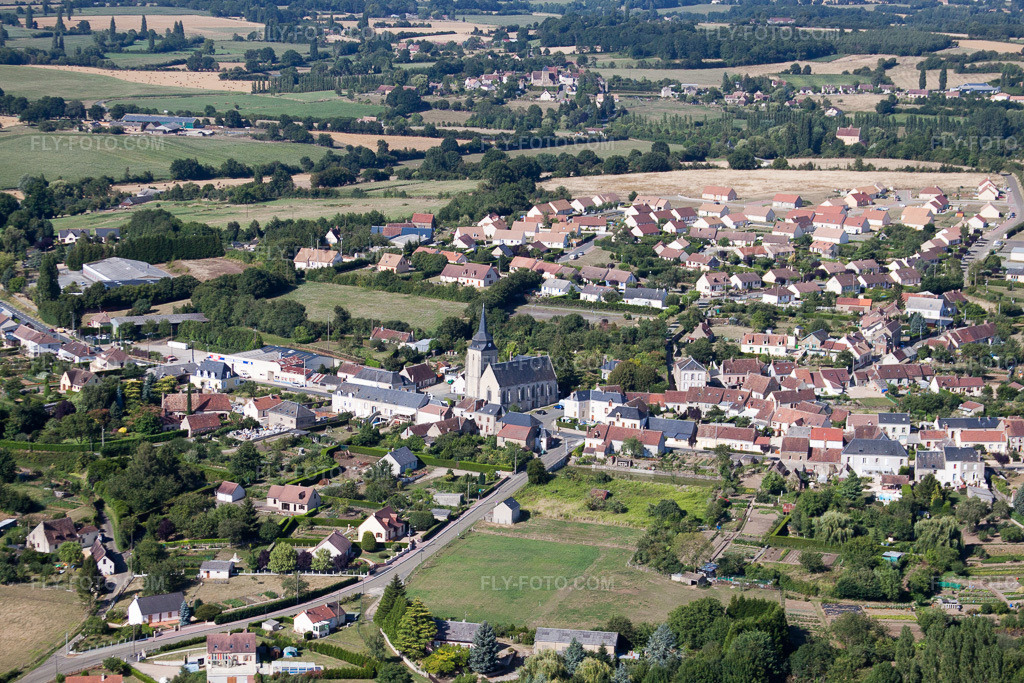 Aerial view: View of the town in Lamnay in the state Sarthe, France. – Photo: IMG_20089.jpg taken on 07/31/2009 by Werner Riehm/FLY-FOTO.com – Resolution of the original: 4752 x 3168 px