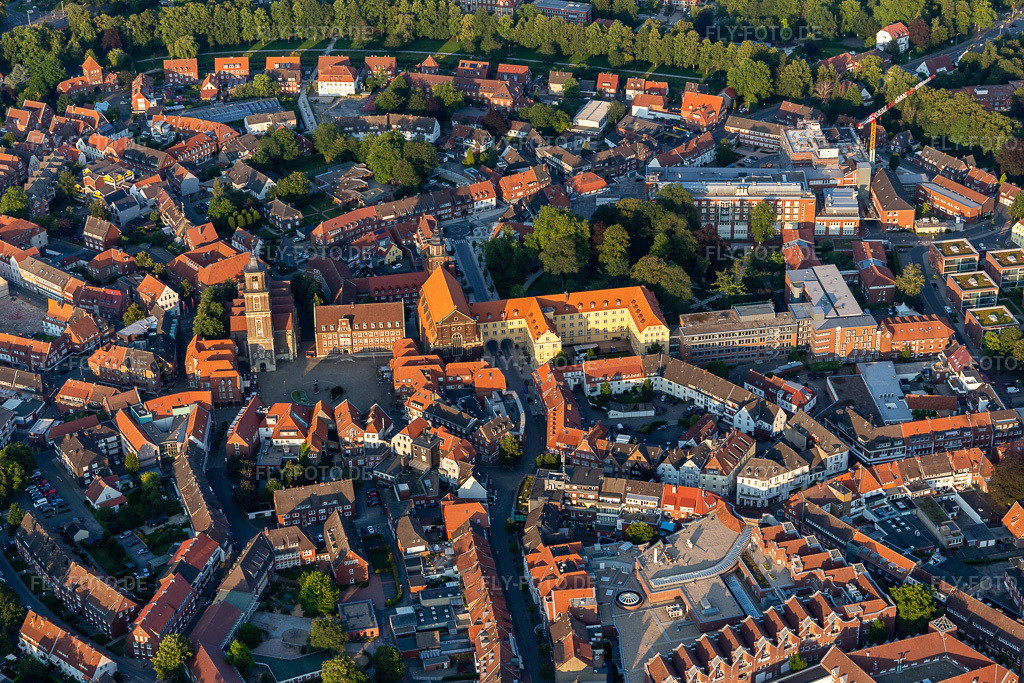 Luftbild: Markt mit St. Lambert und ehemaliges Stadtschloss in Coesfeld im Bundesland Nordrhein-Westfalen in Deutschland. Foto: IMG_008096.jpg vom 13.07.2020 durch Werner Riehm/FLY-FOTO.de