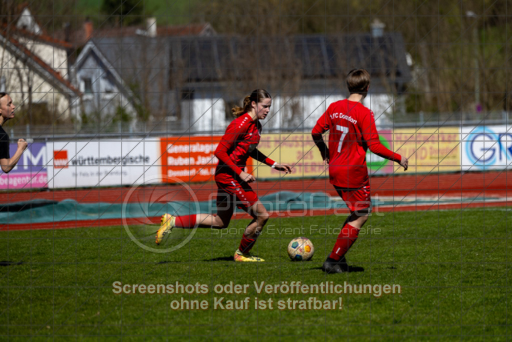 20250406_143033_0299 | #,1.FC Donzdorf (rot) vs. SV Jungingen (schwarz), Fussball, Frauen-Verbandsliga Württemberg, 16. Spieltag, Saison 2024/2025, Rasenplatz Lautertal Stadion, Süßener Straße 16, 73072 Donzdorf, 06.04.2025 - 13:00 Uhr,Foto: PhotoPeet-Sportfotografie/Peter Harich