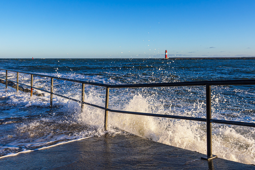 Wellen und Molenturm an der Küste der Ostsee in Warnemünde | Wellen und Molenturm an der Küste der Ostsee in Warnemünde.