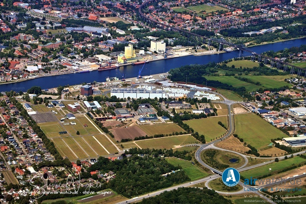 Luftbild Rendsburg - Rendsburg feierte 2024 das 825. Stadtjubiläum | Die Eisenbahnhochbrücke über den Kanal, die 1913 eingeweiht wurde, wurde zum Wahrzeichen der Stadt. Nach dem Zweiten Weltkrieg siedelten etwa 10.000 Flüchtlinge und Vertriebene in Rendsburg an, was zum Wachstum der Stadt beitrug. 1945 besetzten britische Truppen die Stadt, und das britische Besatzungsrecht wurde 1955 aufgehoben. Die Garnisonsgeschichte endete 2009 mit dem Abzug der letzten Soldaten. Rendsburg feierte 2024 das 825. Stadtjubiläum.