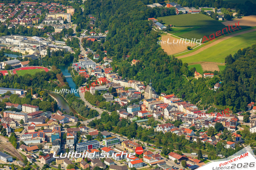 Luftaufnahme der Stadt Trostberg - Die Luftaufnahme wurde 2025 vom UL-Flugzeug heraus erstellt ( keine Drohne ) - Hochauflösende Luftaufnahme - für professionelle Ausdrucke geeignet. Die Geschenkidee !Mit Lizenz und Bildrechte bestellbar