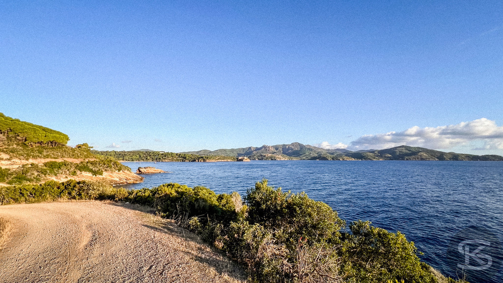 Küstenlandschaft bei Spiaggia di Punta Nera auf der Insel Elba | Mediterrane Küstenlandschaft nahe der Spiaggia di Punta Nera auf Elba mit Blick auf das tiefblaue Meer, felsige Buchten und die grüne Hügellandschaft der toskanischen Insel. - Realisiert mit Pictrs.com