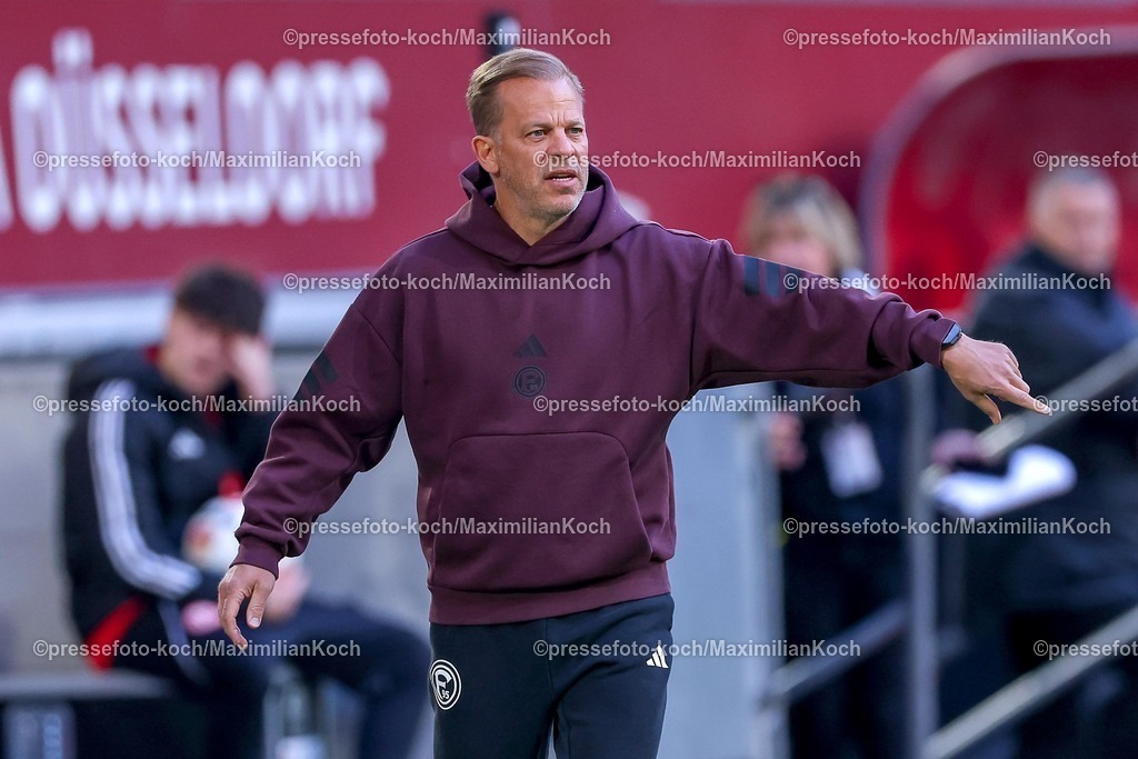 F9510042601005 | 10.04.2026, Fußball, Fortuna Düsseldorf - Holstein Kiel, 2. Fußball Bundesliga, Herren, Merkur Spiel-Arena, 29. Spieltag, Saison 2025 2026: Cheftrainer Markus Anfang (Fortuna Düsseldorf #hc) gestikulierend am Spielfeldrand   DFB regulations prohibit any use of photographs as image sequences and or quasi-video.
