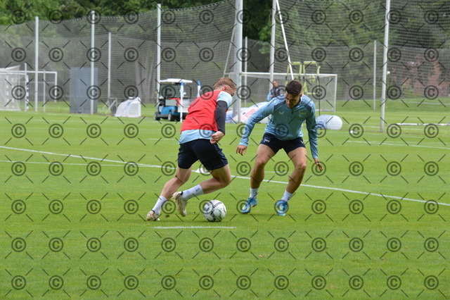 RGE_0189 | Hertha BSC, 2.Bundesliga, Herren, Fußball, Training auf dem Schenckendorffplatz, Dienstag 18.08. 2026, Saison 2026/27,  im Bild von li. Julian Eitschberger ( Hertha BSC ), Josip Brekalo ( Hertha BSC ),  Fotograf: Ralf Gebhardt - Realisiert mit Pictrs.com