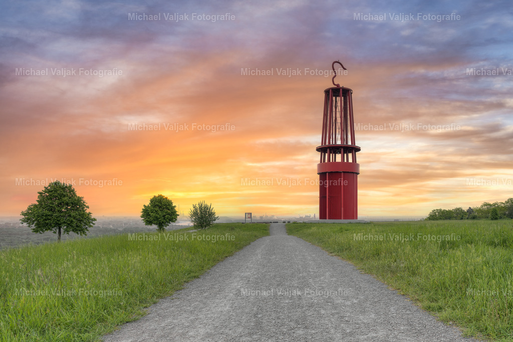Geleucht in Moers bei Sonnenaufgang | Auf der Halde Rheinpreußen in Moers befindet sich eine der schönsten Landmarken des Ruhrgebiets: Die begehbare Grubenlampe "Das Geleucht". Aufgenommen bei einem Sonnenaufgang im Frühling. - Realisiert mit Pictrs.com