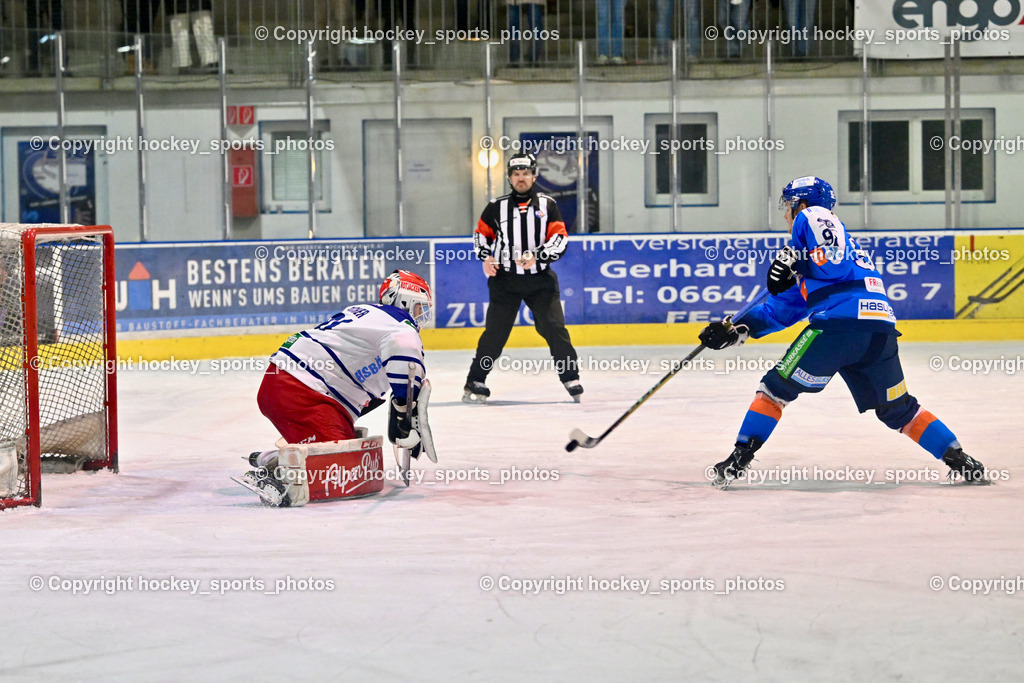 ESC Sparkasse STEINDORF vs. UECR Huben | #31 Sicher Michael UECR EISBÄREN HUBEN, #92 Ratz Patrick ESC Steindorf, 1. Penalty, ESC Sparkasse STEINDORF vs. UECR Huben, ESC Sparkasse STEINDORF vs. UECR Huben am 30.01.2026 in Steindorf (Ossiachersee Halle), Austria, (Photo by Bernd Stefan)