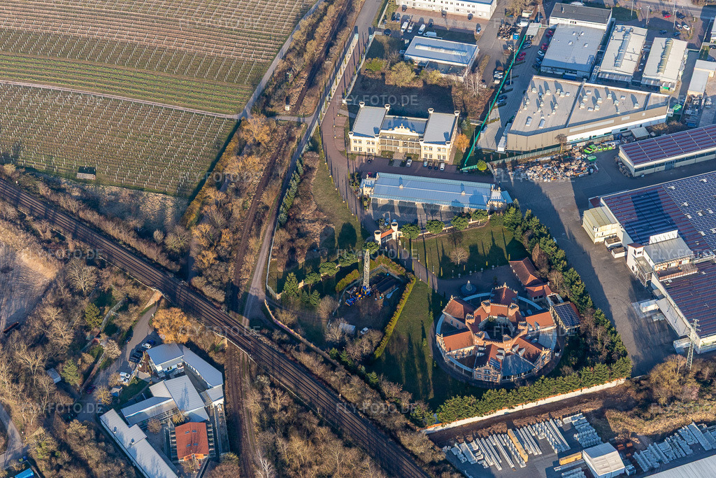 Luftbild: Sternförmige Villa mit Zinnen und Burgmauer in der Fichtenstraße in Landau in der Pfalz im Bundesland Rheinland-Pfalz in Deutschland. Foto: IMG_130792.jpg vom 09.03.2022 durch Werner Riehm/FLY-FOTO.de