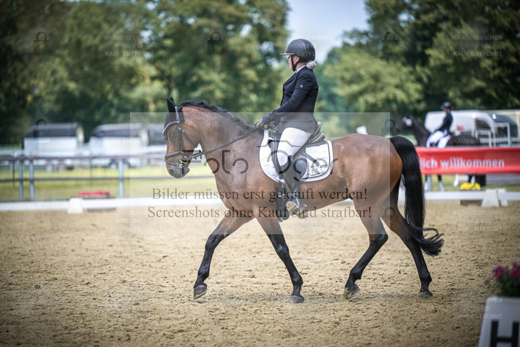 DOS_7999 | Entdecke hochwertige Reitturnierfotos von Foto Oger. Professionell, emotional und authentisch – jetzt Lieblingsmomente im Shop bestellen. - Realisiert mit Pictrs.com