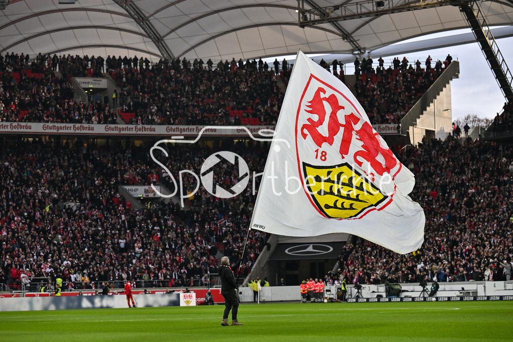 VfB Stuttgart - FC Bayern München | STUTTGART, GERMANY - 06. DECEMBER: Ein Fan der Hausherren mit einer Fahne auf dem Rasen / zum Einlauf / Symbolbild vor dem Bundesligamatch zwischen dem VfB Stuttgart und dem FC Bayern München am 13. Spieltag in der MHP Arena / DFL REGULATIONS PROHIBIT ANY USE OF PHOTOGRAPHS AS IMAGE SEQUENCES AND/OR QUASI-VIDEO