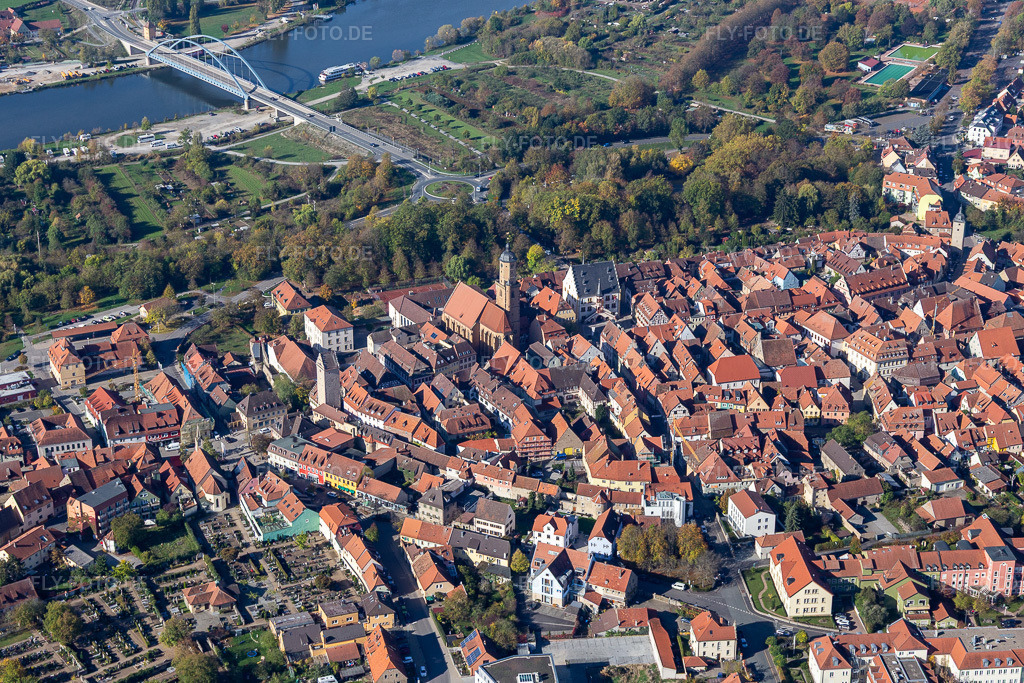 Luftbild: Kirche St. Bartholomäus in der Altstadt und Mainbrücke Volkach in Volkach im Bundesland Bayern in Deutschland. Foto: IMG_119611.jpg vom 26.10.2019 durch Werner Riehm/FLY-FOTO.deSankt Benedikt - Pastoraler Raum