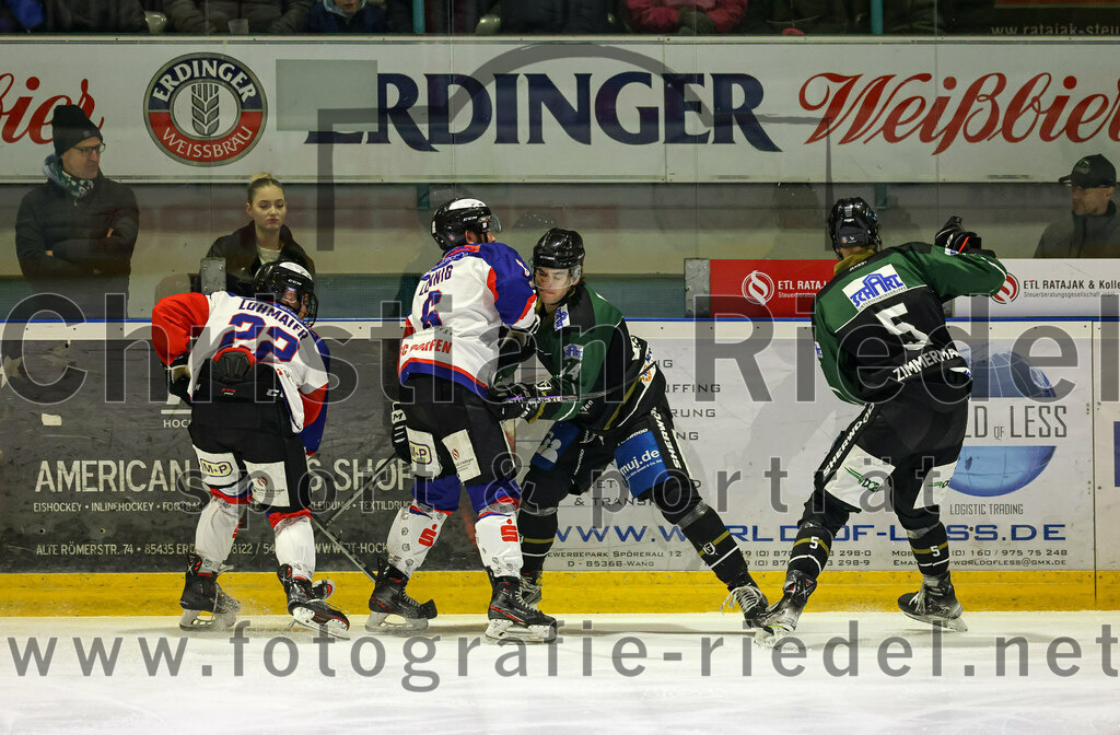 2023-01-22_022_Eishockey_TSV_Erding_gegen_ESC_Dorfen | Erding, Deutschland, 22.01.2023:
Eishockey, Bayernliga 2022 / 2023, 29. Spieltag, TSV Erding gegen ESC Dorfen, Endergebnis: 6:2

Felix Lohmaier (ESC Dorfen, #22), Christoph Lönnig (ESC Dorfen, #6), Paul Wallek (Erding Gladiators, #44), Florian Zimmermann (Erding Gladiators, #5)

Foto: Christian Riedel / fotografie-riedel.net