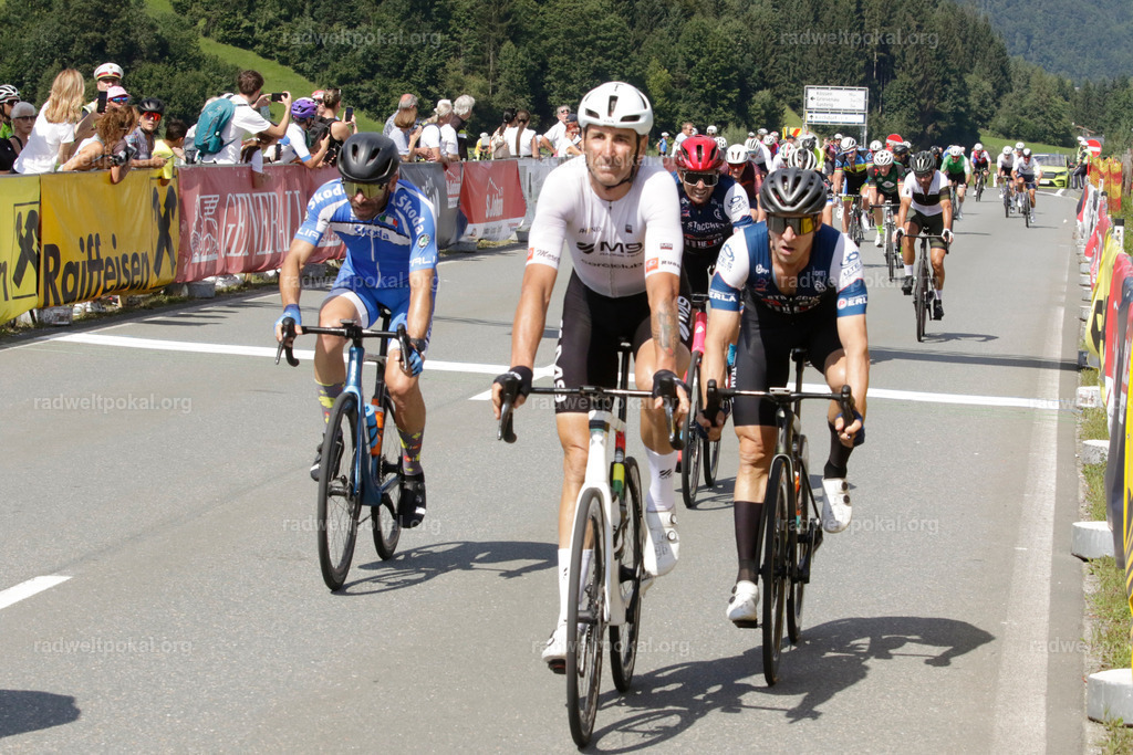 1020_20230817_Bewerb_Maenner_Muehlanger | AUT - OESTERREICH, 2023-08-16: SPORT RENNRAD-FAHREN - 55. INTERNATIONALER RADWELTPOKAL IN ST. JOHANN IN TIROL  - Vintage-Radrennen mit WM-Bronze-Medaillen-Siegerin Christina Schweinberger, den Teilnehmer und Alexander Baumann (vom Orginastions-Team) - TAG 2 BEWERB MAENNER IN SECHS GRUPPEN  ; Foto: Roland Muehlanger