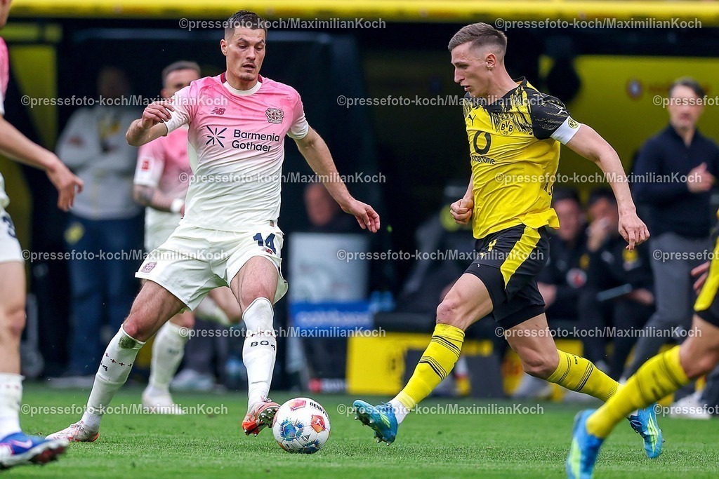BVB11042601064 | 11.04.2026, Fußball, Borussia Dortmund - Bayer 04 Leverkusen, 1. Fußball Bundesliga, 29. Spieltag, Signal Iduna Park, Saison 2025 2026: Patrik Schick&nbsp;(Bayer04 Leverkusen #14) im Zweikampf gegen  Nico Schlotterbeck&nbsp;(BVB #04)  DFB regulations prohibit any use of photographs as image sequences and or quasi-video.
