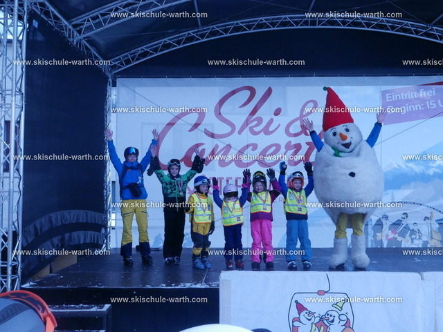 Siegerehrung Gruppe Viktoria | Photos von der Skischule Warth - Realisiert mit Pictrs.com