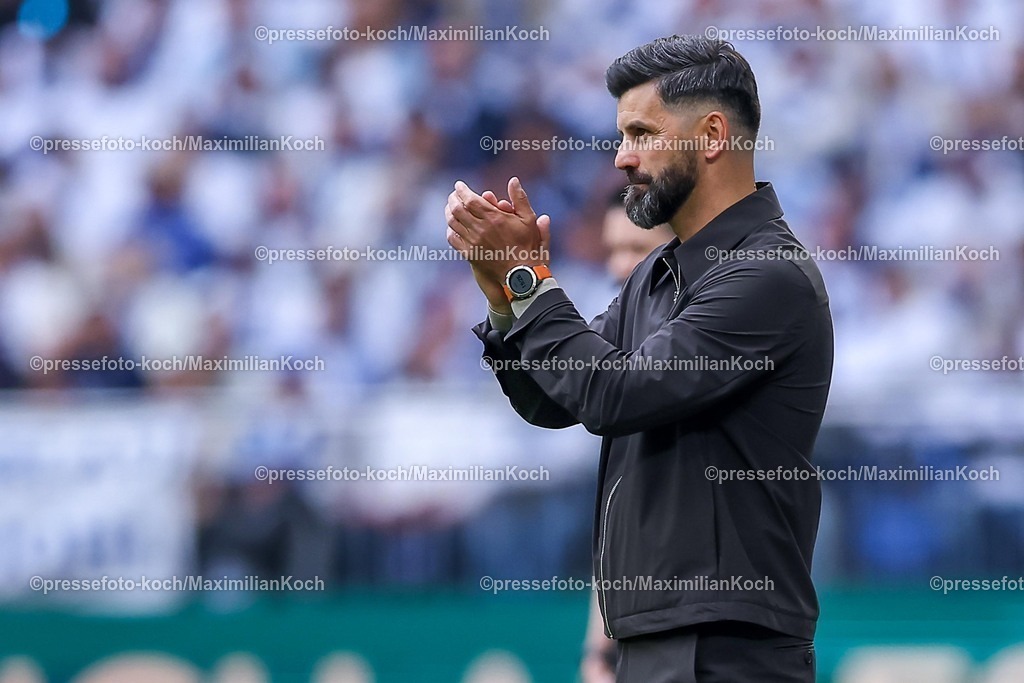 S0417052601032 | 17.05.2026, Fußball, FC Schalke 04 - Eintracht Braunschweig, 34. Spieltag, 2. Fußball Bundesliga, Veltins-Arena Gelsenkirchen, Saison 2025 2026: Cheftrainer Miron Muslic (Schalke04) gestikulierend am Spielfeldrand   DFB regulations prohibit any use of photographs as image sequences and or quasi-video.