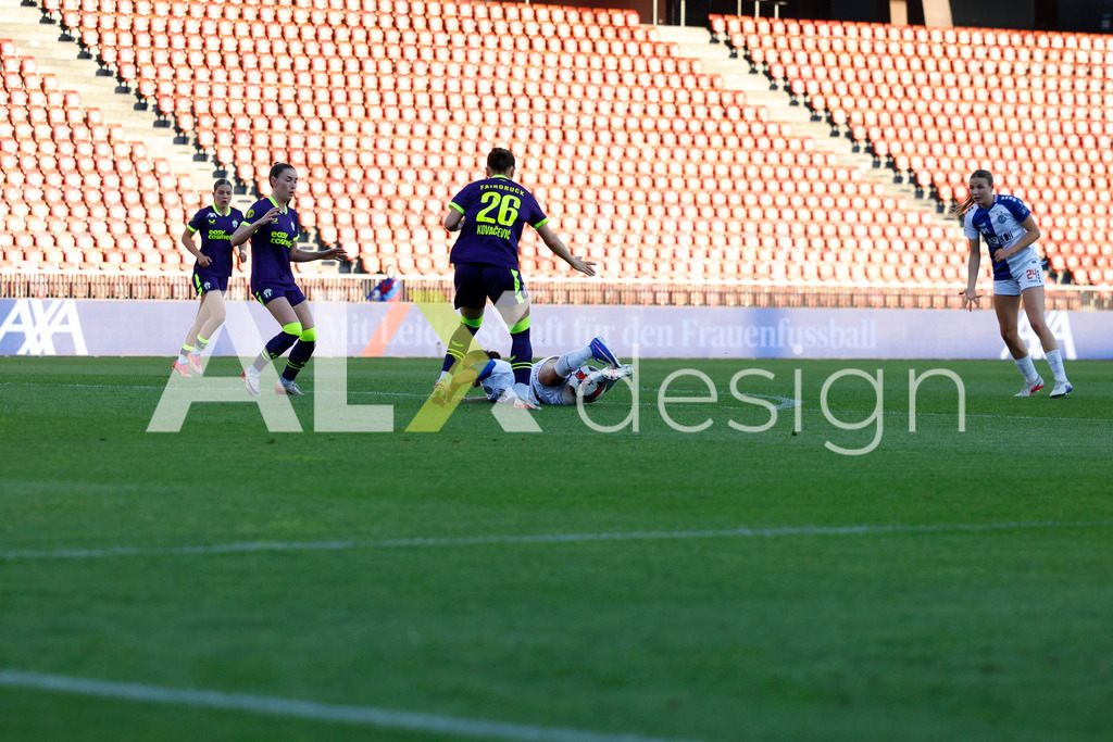 GC Zürich vs FC Zürich - AXA Women’s Super League Playoffs - Stadion Letzigrund | SANJA KOVACEVIC of FC Zürich and KAYLA MCKENNA of Grasshopper Club Zürich during the AXA Women’s Super League Playoffs quarter-final second leg between GC Zürich and FC Zürich at Stadion Letzigrund, Zurich, Switzerland. - Realisiert mit Pictrs.com