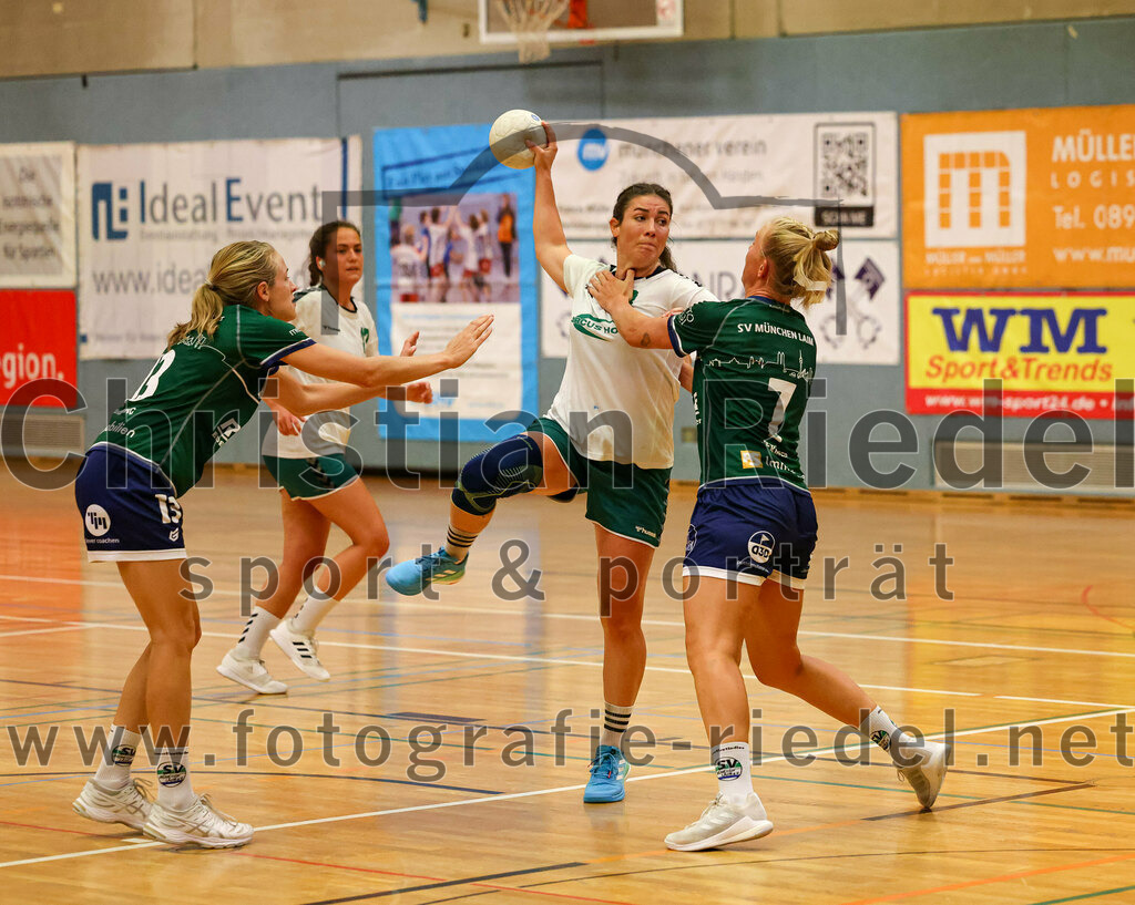 2023-09-16_068_TSV_Vaterstetten_gegen_SV_Muenchen_Laim | Baldham, Deutschland, 16.09.2023:
Handball, Bayernliga Frauen Staffel Süd 2023 / 2024, 1. Spieltag, TSV Vaterstetten gegen SV München Laim, Endergebnis: 23:34

Ronja Flemming (SV München Laim, #13), Sara Broß (TSV Vaterstetten, #8), Sophie Heringer (SV München Laim, #7)

Foto: Christian Riedel / fotografie-riedel.net
