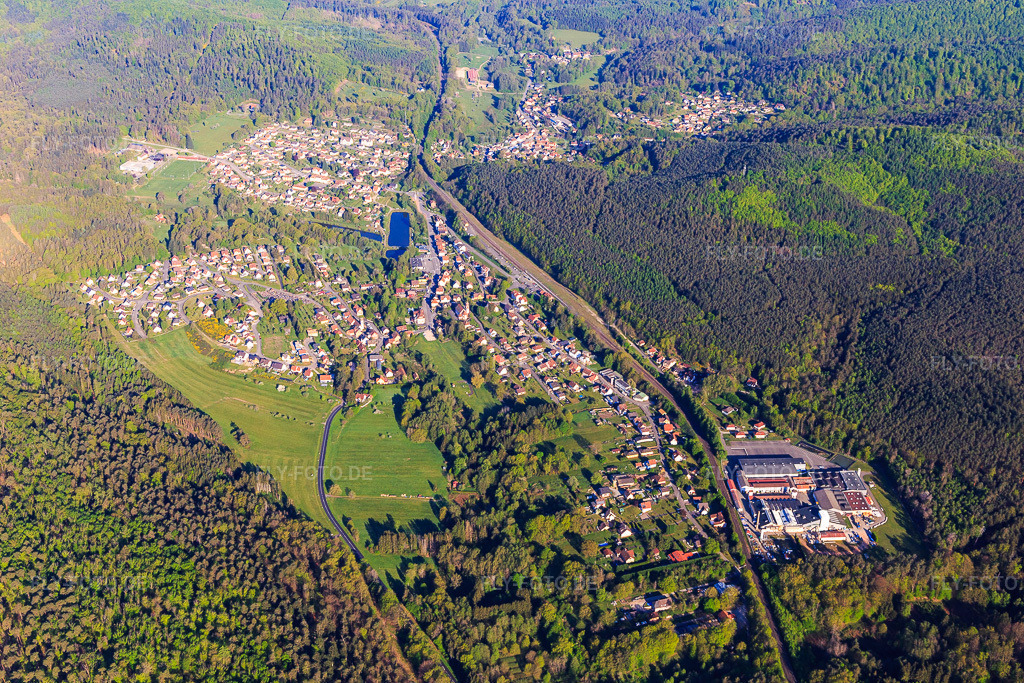 Luftbild: Ortsansicht im Tal der Moder mit Lalique SA aus Süden in Wingen-sur-Moder im Bundesland Bas-Rhin in Frankreich. – Foto: IMG_146037.jpg vom 01.05.2025 durch Werner Riehm/FLY-FOTO.de – Auflösung des Originals: 5472 x 3648 px – Lalique France