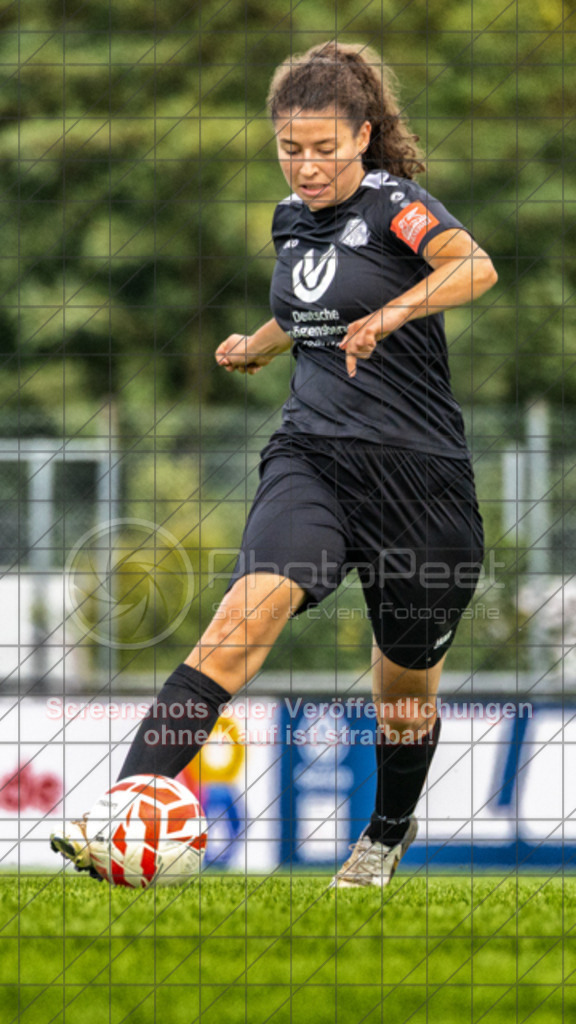 20250928_140719_0372-Bearbeitet-2 | #,1.FC Donzdorf (schwarz) vs. TV Derendingen (rot), Fussball, Frauen-Verbandsliga Württemberg, 03. Spieltag, Saison 2025/2026, Rasenplatz Lautertal Stadion, Süßener Straße 16, 73072 Donzdorf, 28.09.2025 - 13:00 Uhr,Foto: PhotoPeet-Sportfotografie/Peter Harich
