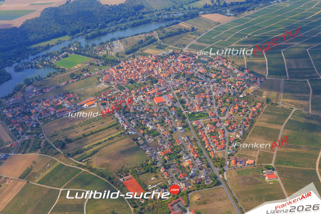 Die Luftaufnahme der Stadt Sommerach wurde vom UL-Flugzeug heraus erstellt ( keine Drohne )- hohe Auflösung für beste Qualität